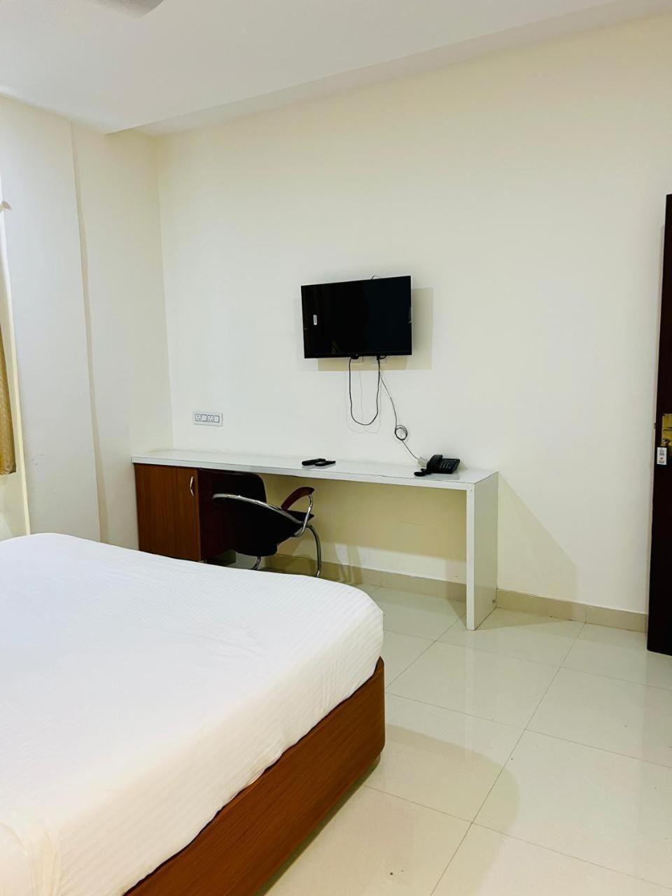 Hotel Sunshine Residency à Mancherāl Extérieur photo