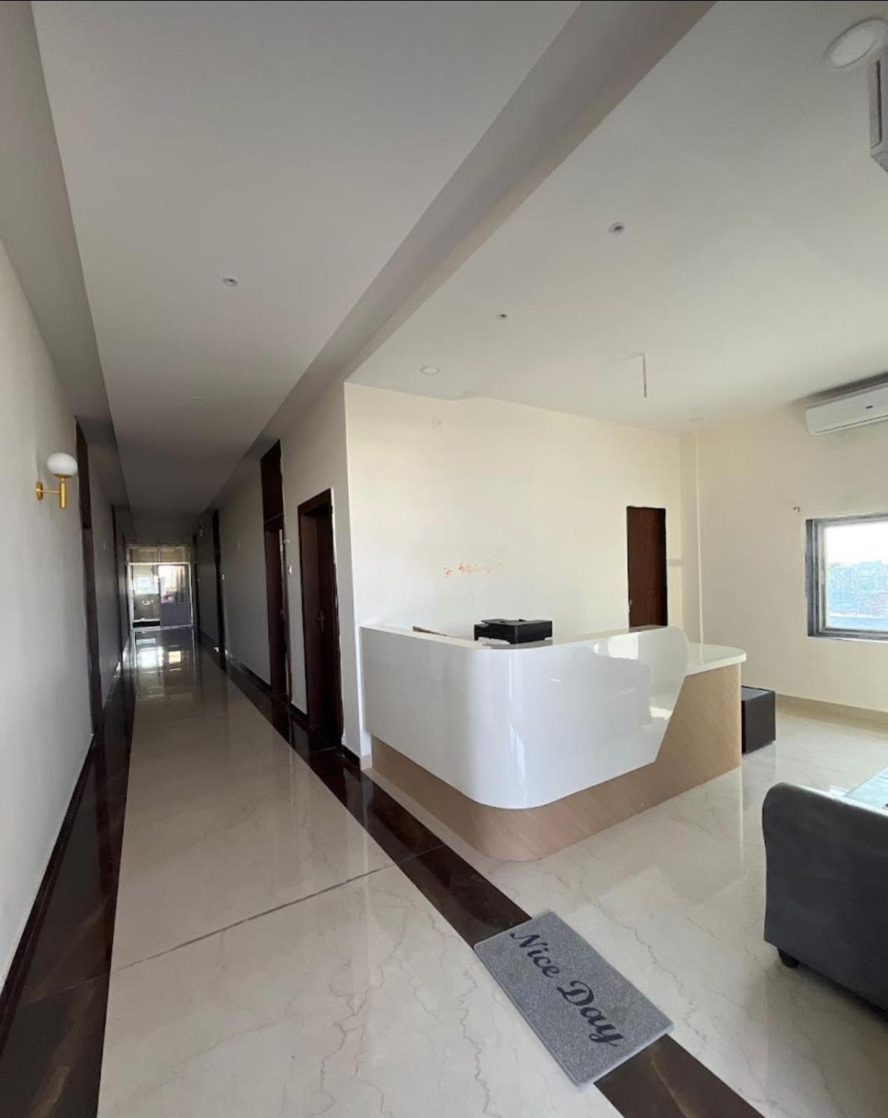 Hotel Sunshine Residency à Mancherāl Extérieur photo