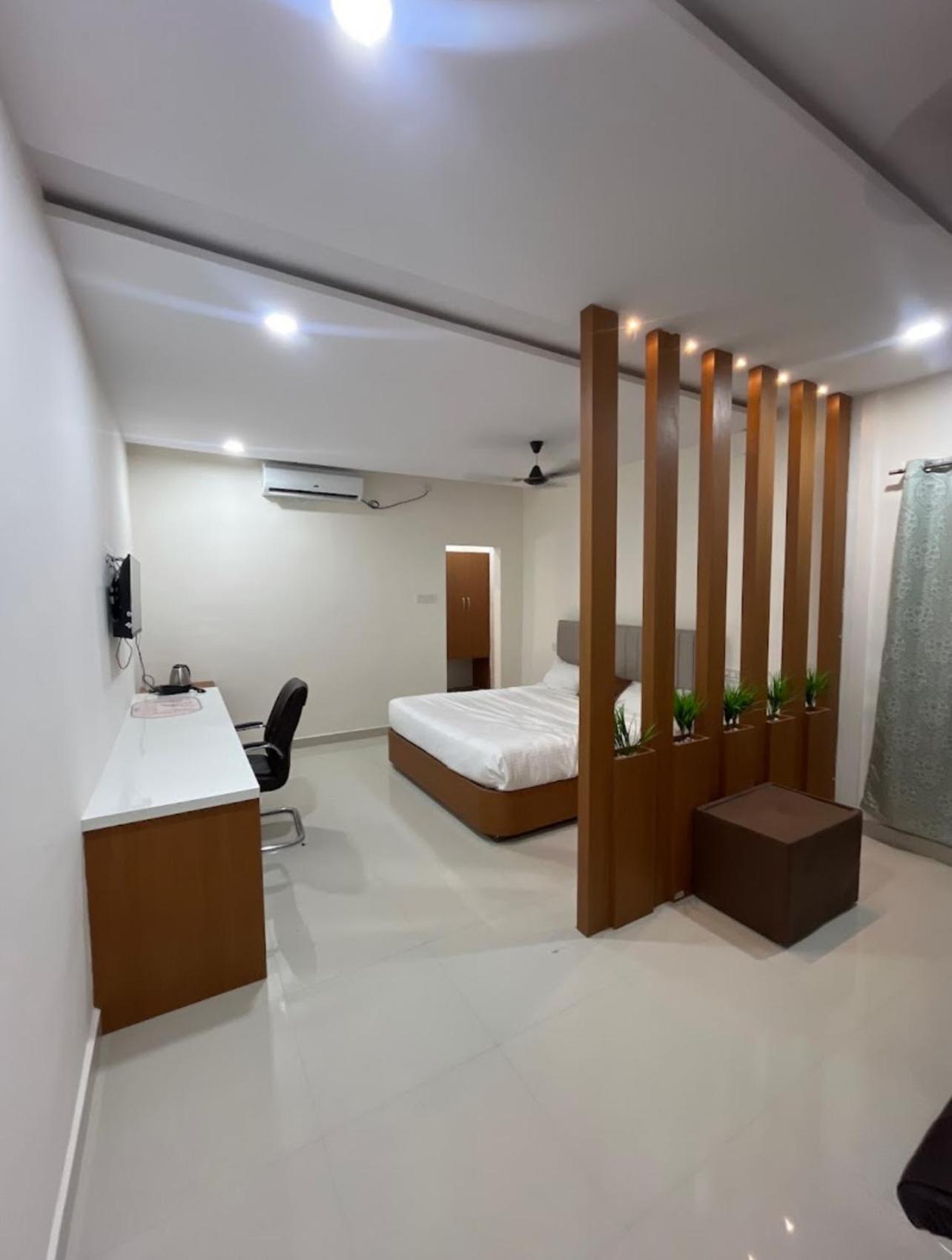 Hotel Sunshine Residency à Mancherāl Extérieur photo