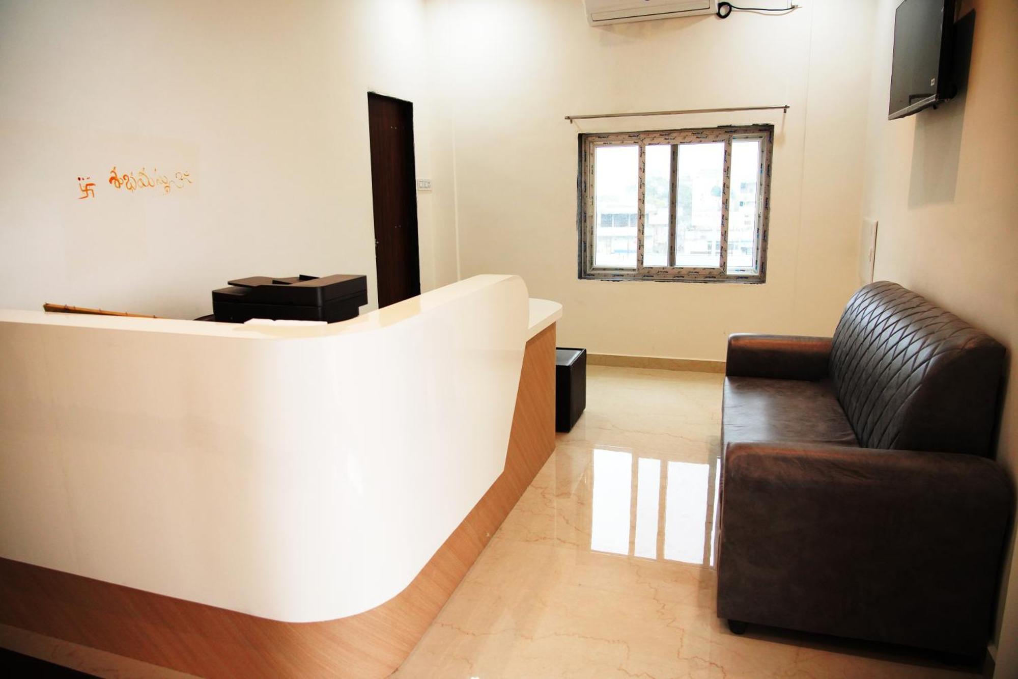 Hotel Sunshine Residency à Mancherāl Extérieur photo