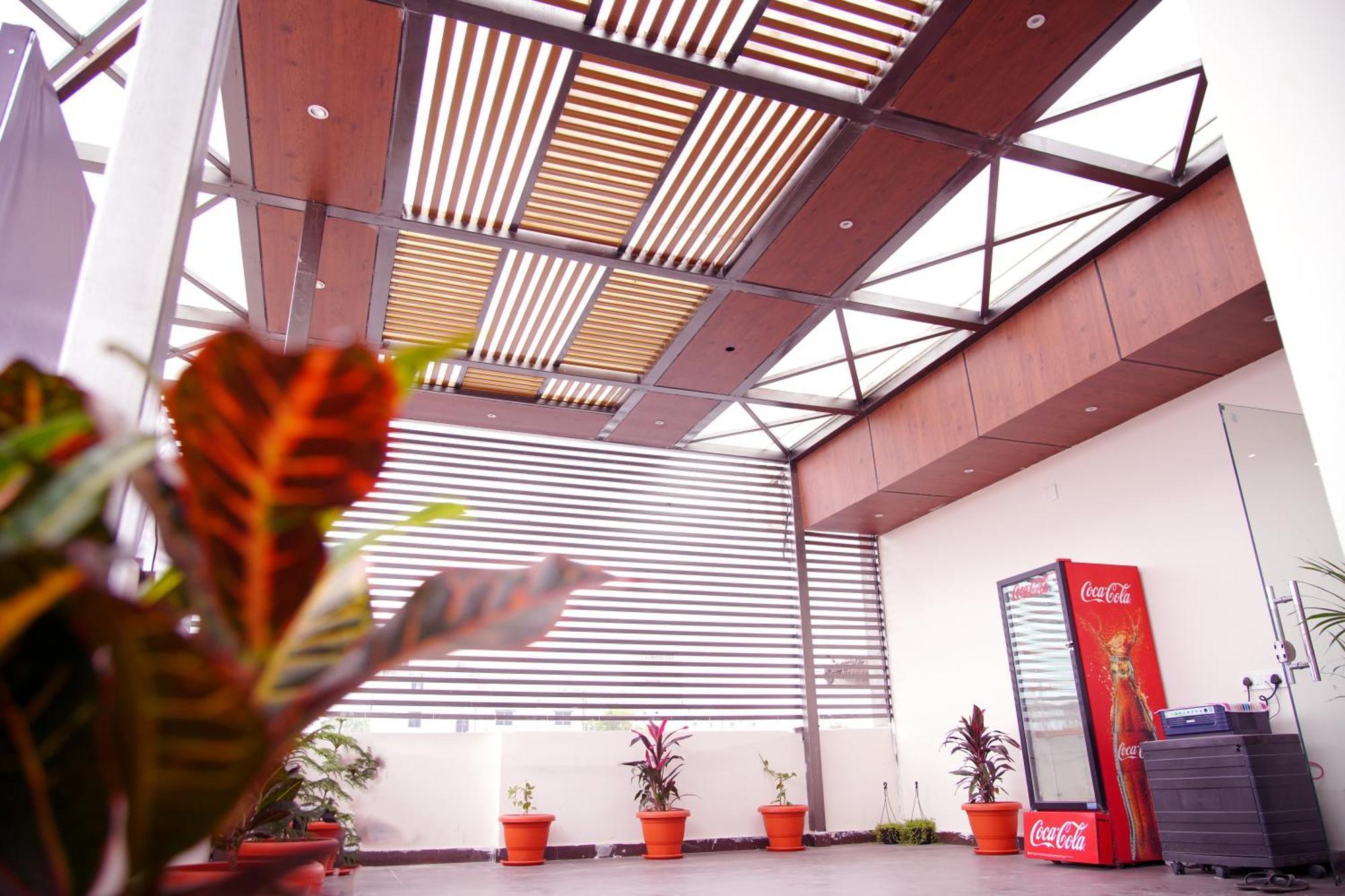 Hotel Sunshine Residency à Mancherāl Extérieur photo